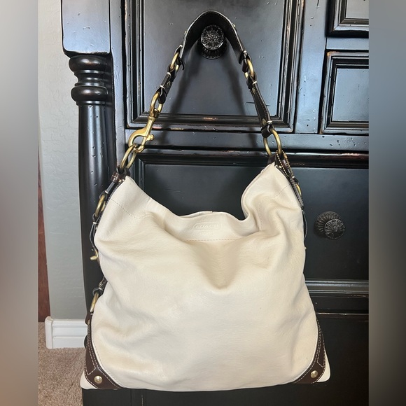 Coach bag with gold hardware - Picture 14 of 15